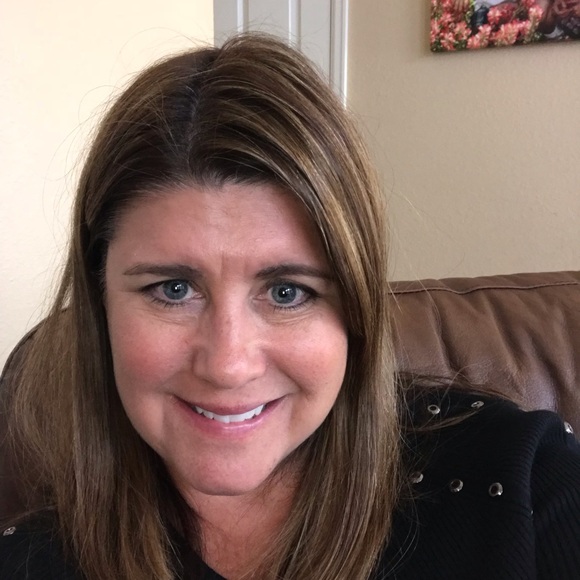 Profile Picture of Cora Ohlgren (@cohlg72) on Poshmark