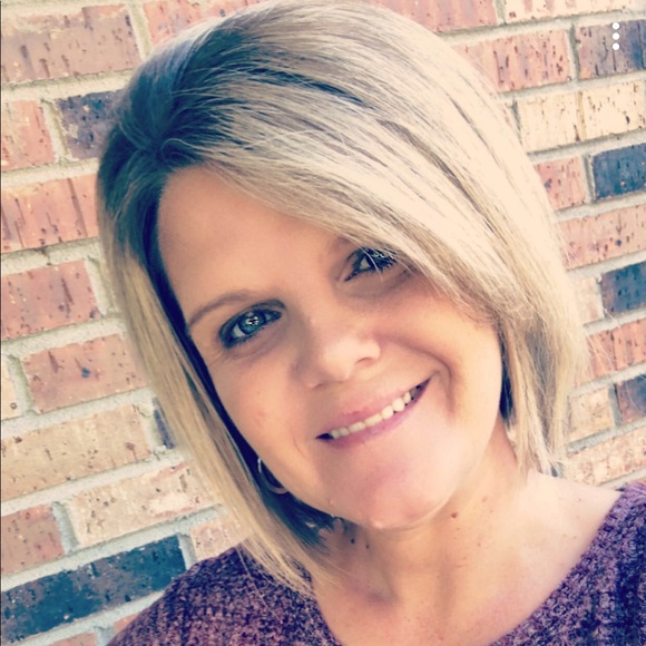 Profile Picture of Lisa Becht (@becht33) on Poshmark