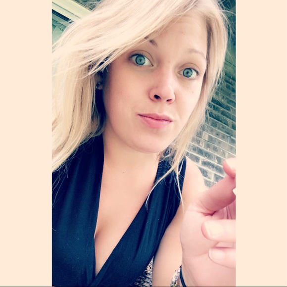 Profile Picture of Jessica Huffman (@jessicanell) on Poshmark