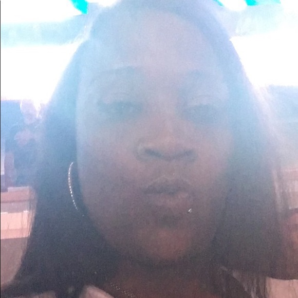 Profile Picture of Martina Andrews (@martinabgirl) on Poshmark