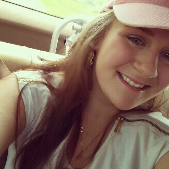 Profile Picture of Mercedes Allain (@mercedes_allain) on Poshmark