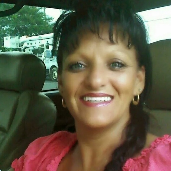 Profile Picture of Shelly Huffman (@hell10770) on Poshmark