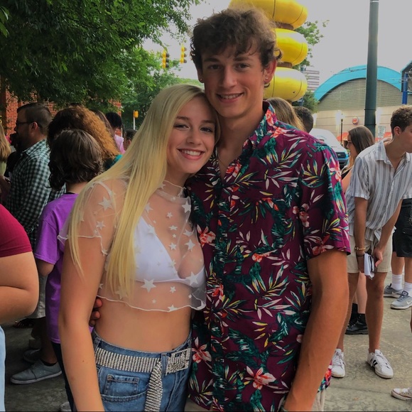 Profile Picture of Lily Harris (@lilyyharriss) on Poshmark