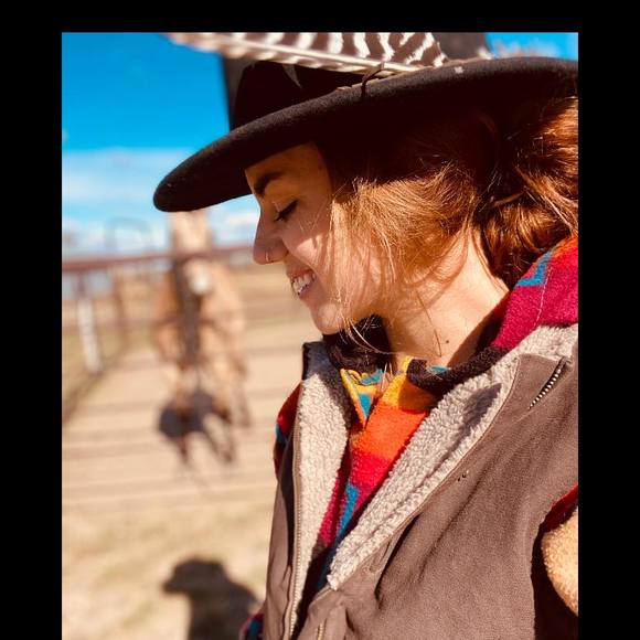 Profile Picture of Carly Bourne (@carly_bourne) on Poshmark