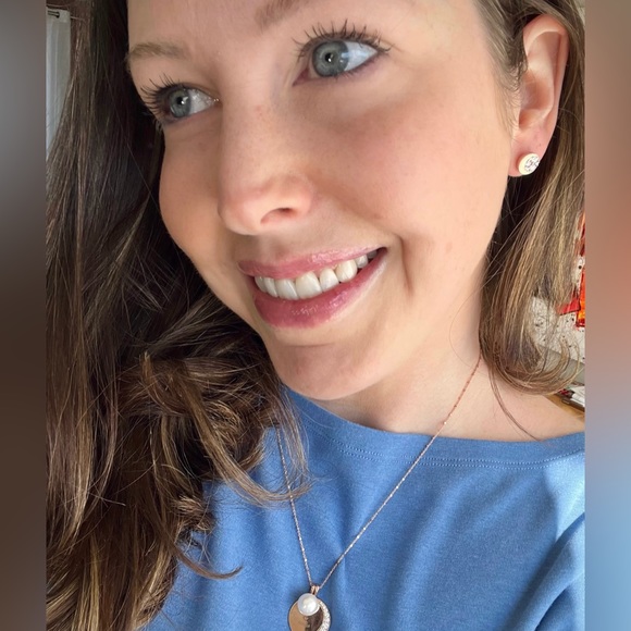 Profile Picture of Laurie Hebert (@lauryhs) on Poshmark