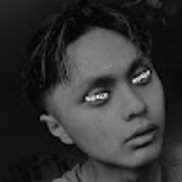 Profile Picture of Kua .l (@kuaaa) on Poshmark