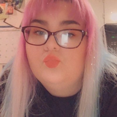 Profile Picture of Hoebe 👩🏻‍🦲 (@phoebee_03) on Twitter