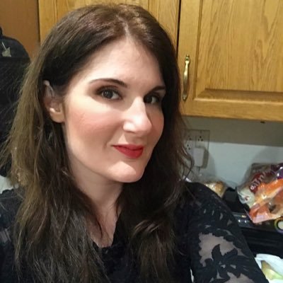 Profile Picture of Michelle Lauren (@Floweredbreeze) on Twitter