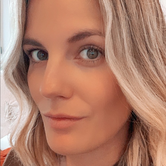 Profile Picture of Sarah Andrews (@sarahjandrews90) on Poshmark