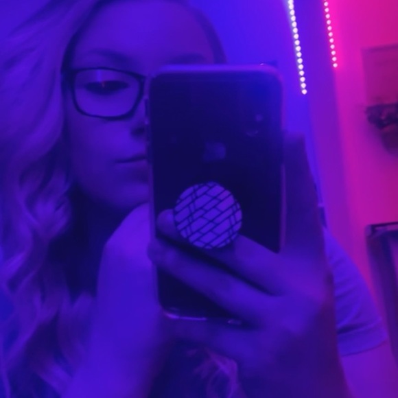 Profile Picture of Carli Conklin (@carlixoxx) on Poshmark
