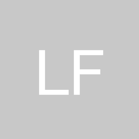 Profile Picture of Lesly Friesner (@eflefrie) on Poshmark