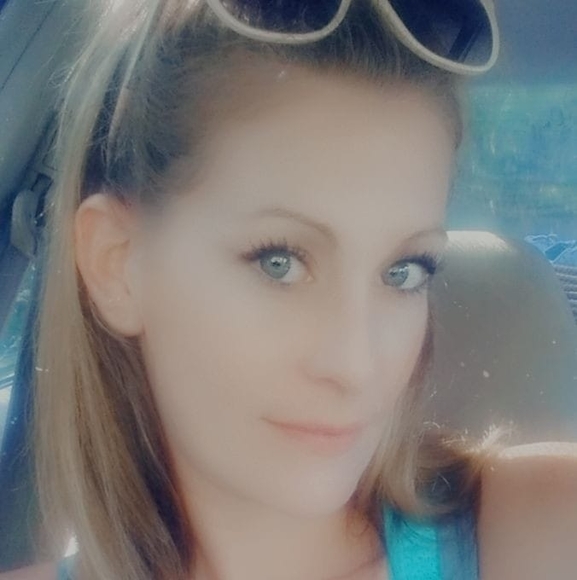 Profile Picture of April Rosdahl (@aprilrosdahl) on Poshmark