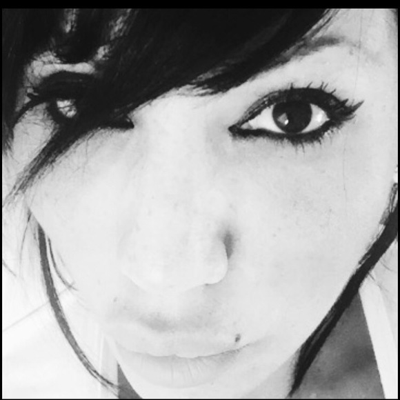 Profile Picture of Anabelle Soto (@anabelle27) on Poshmark