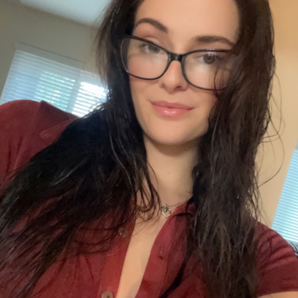 Profile Picture of Nicole Lindsey (@nicolebenj30) on Poshmark