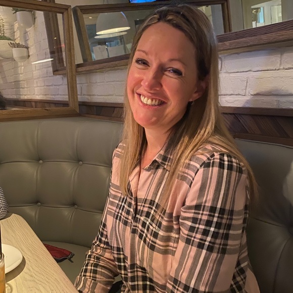 Profile Picture of Lara Nichols (@webenichols) on Poshmark