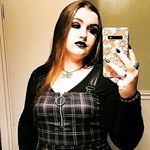 Profile Picture of Kari Newman (@of_earth_and_bone) on Instagram