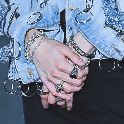 Profile Picture of Dans_Johnny_il_y_a_le_H_de_horny (@j_o_nothing) on Twitter