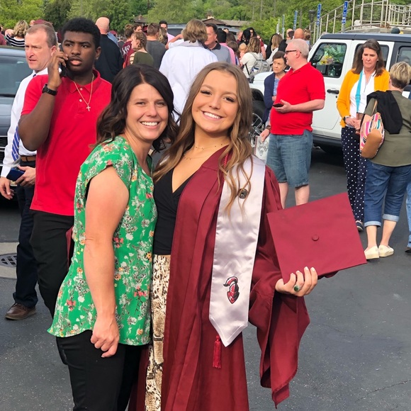 Profile Picture of Kim Yeates (@kimyeates) on Poshmark