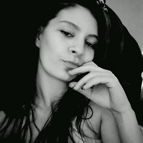 Profile Picture of Destini Salerno (@destini1318) on Poshmark