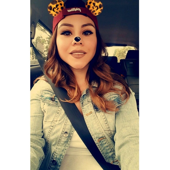 Profile Picture of Leonela Loza (@leoloza) on Poshmark