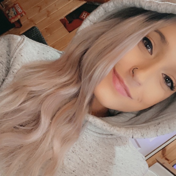Profile Picture of Hannah Duex (@hannah_duex) on Poshmark