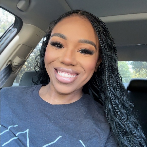 Profile Picture of Drewonna Goldsmith (@drewonnag) on Poshmark