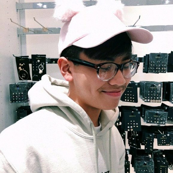 Profile Picture of Steven Bui (@5tevo) on Poshmark