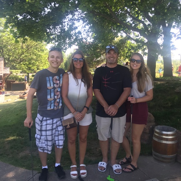 Brenda Veeser - Poshmark Profile Picture of Brenda Veeser (@bveeser) on Poshmark