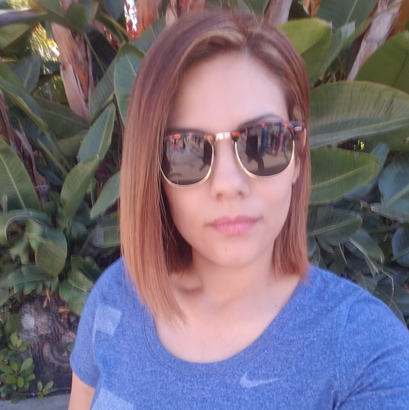 Profile Picture of Paulette Martinez (@paulettecm) on Poshmark