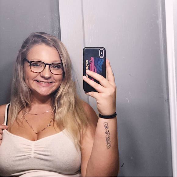 Profile Picture of Elise Iocoangeli (@eliseesky) on Poshmark