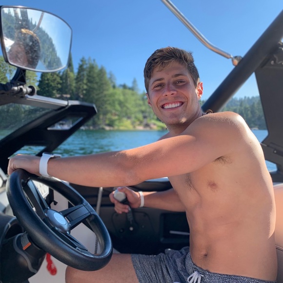 Profile Picture of Shane Taleisnik (@staleisnik) on Poshmark