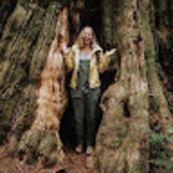 Profile Picture of Sara Delongchamp (@saradelongchamp) on Poshmark