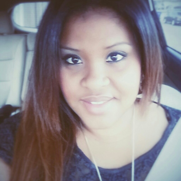 Profile Picture of Veronica Densey (@vdensey) on Poshmark