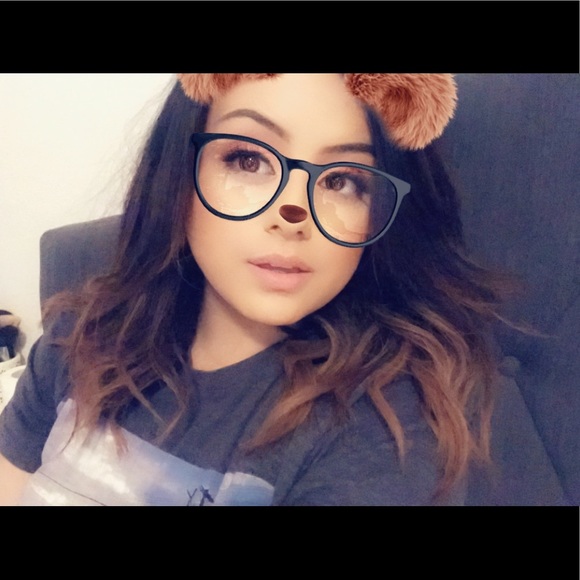 Profile Picture of Alicia Lara (@alicia_lara) on Poshmark