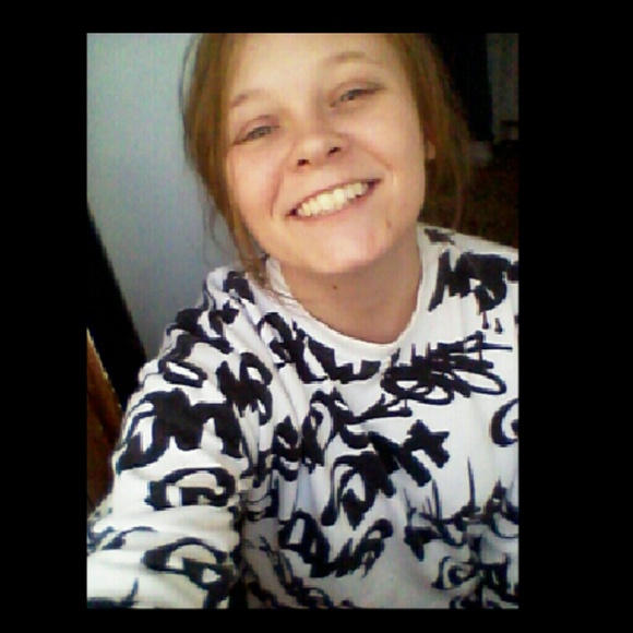 Profile Picture of Alexus Robbins (@lexxy1998) on Poshmark