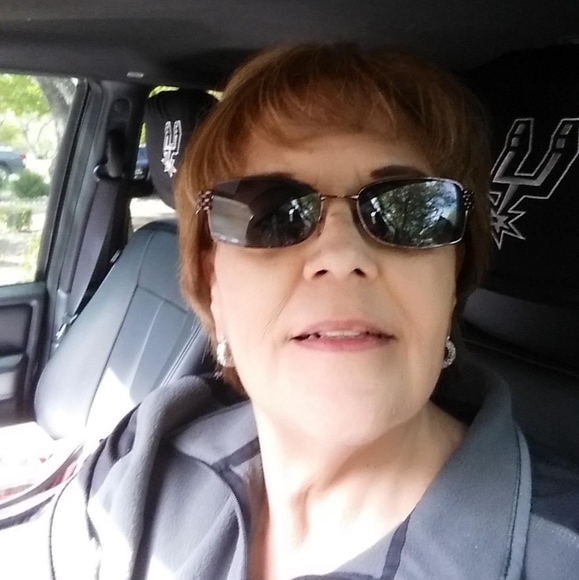 Profile Picture of Molly Schmalfeldt (@mschmalfeldt) on Poshmark