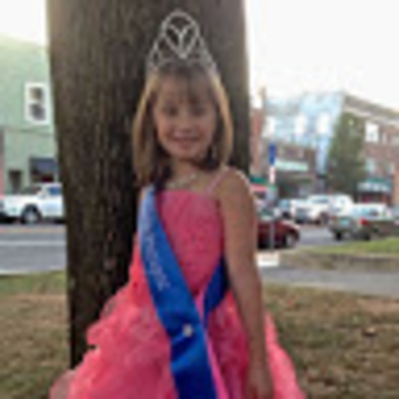 Profile Picture of Madison Greenlaw (@25mgreenlaw) on Poshmark