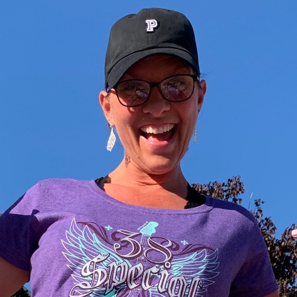 Profile Picture of Sandra Angerbauer (@sandraharris713) on Poshmark