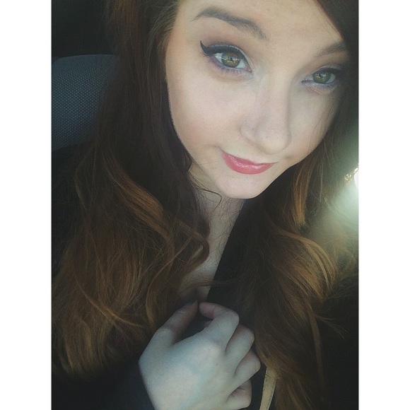 Profile Picture of Amanda Settle (@amandasettle) on Poshmark