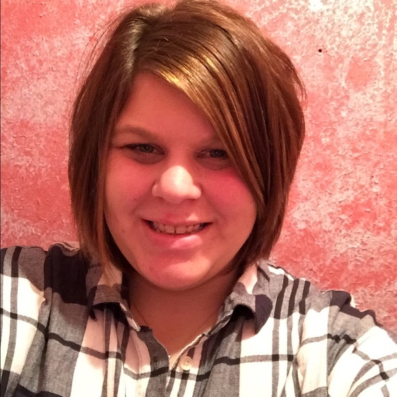 Profile Picture of Chrisanna Hooten (@bananacl) on Poshmark