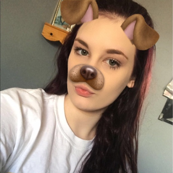 Profile Picture of Millennia Bosworth (@lennnnnaaa) on Poshmark