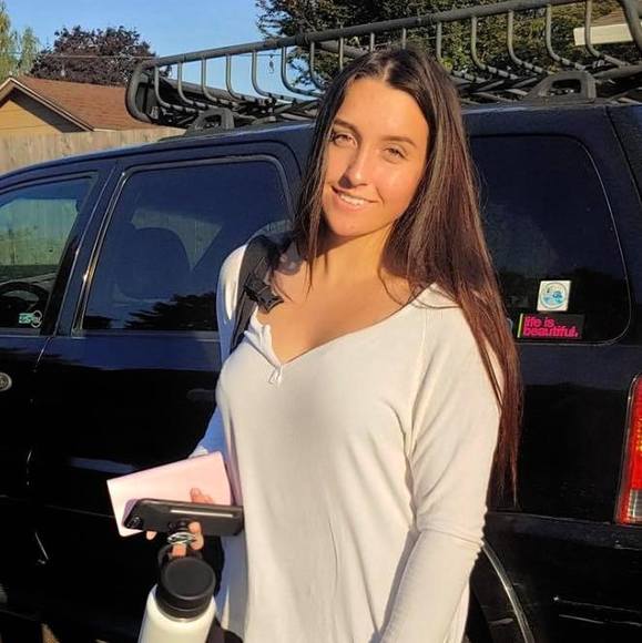 Profile Picture of Katelynn Miller (@katelynnnmiller) on Poshmark