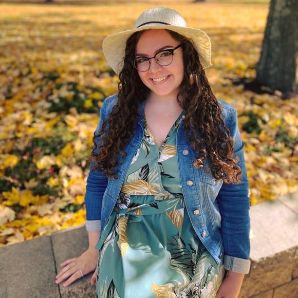 Profile Picture of Mariel Hanely (@mhanely15) on Poshmark