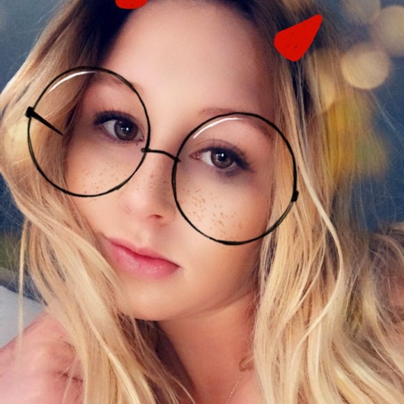 Profile Picture of Bailey Schwark (@baileyschwark) on Poshmark