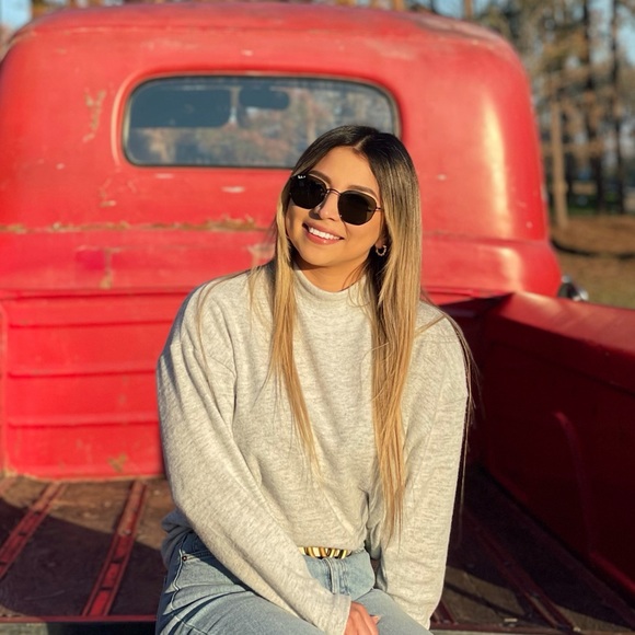 Profile Picture of Mariela Ramirez (@mariela21916) on Poshmark