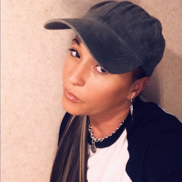 Profile Picture of Laura Carson (@lbpink15) on Poshmark