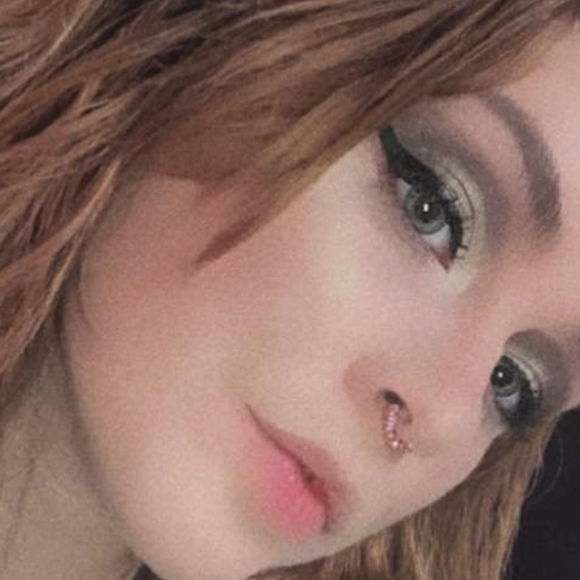 Profile Picture of Mia Lockerby (@amethyst_energy) on Poshmark