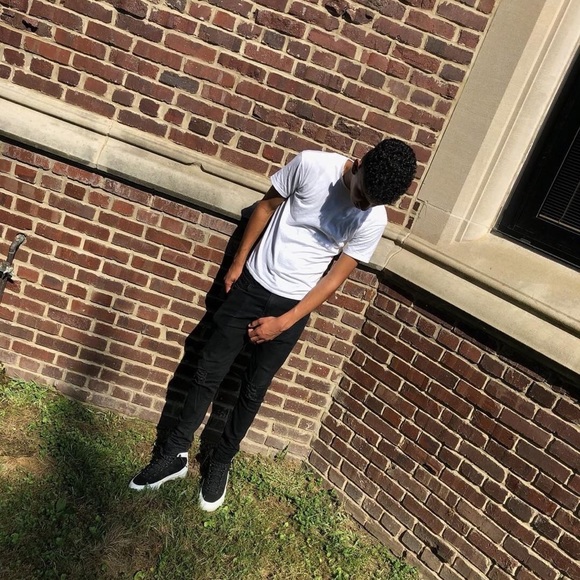 Profile Picture of Chris Rosario (@chrislamelaza) on Poshmark