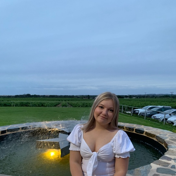 Profile Picture of Lilly Neldner (@lillyneldner) on Poshmark
