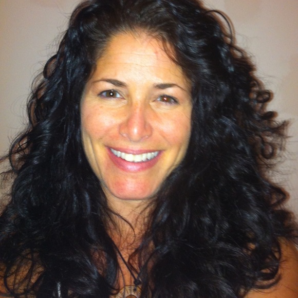 Profile Picture of Lisa Shapiro (@ljshapiro) on Poshmark
